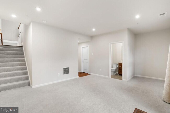 Building Photo - 3421 St Robin Ln