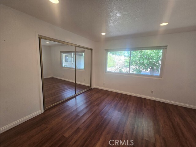 Building Photo - 9388 Valley View St