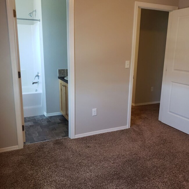 Building Photo - AB1452