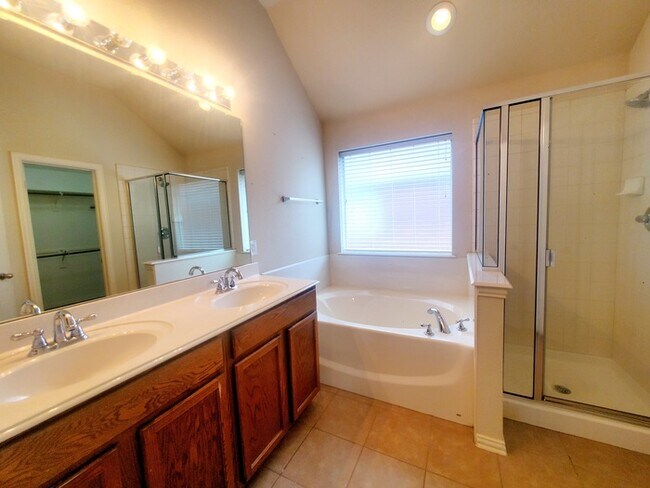 Building Photo - Wonderful 3-2-2 in Crowley ISD!