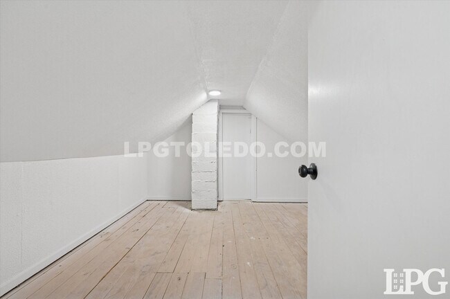 Building Photo - 1044 Hawk St