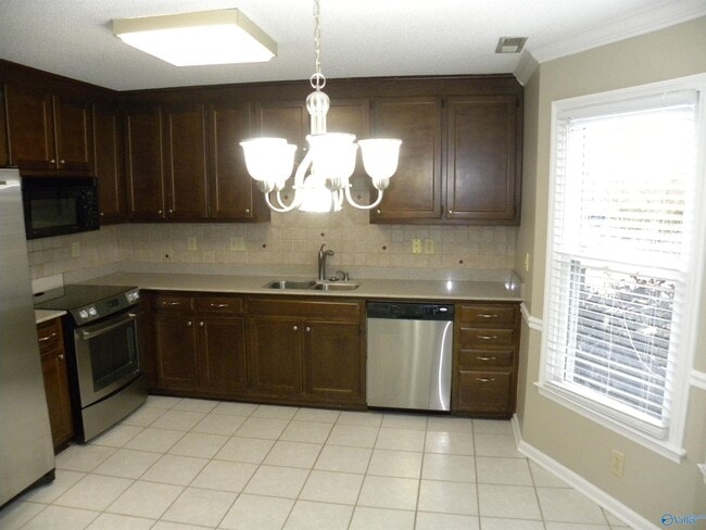 Building Photo - 102 W Lake Cir