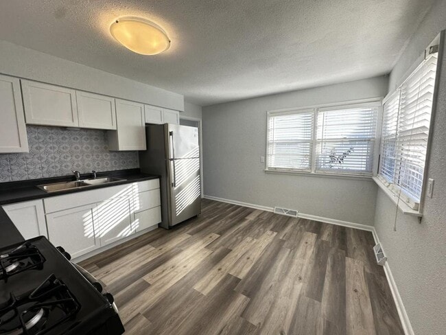 Building Photo - 1368 Spruce Ave