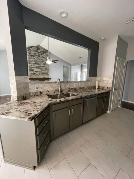 Building Photo - 103 Lantana Ct