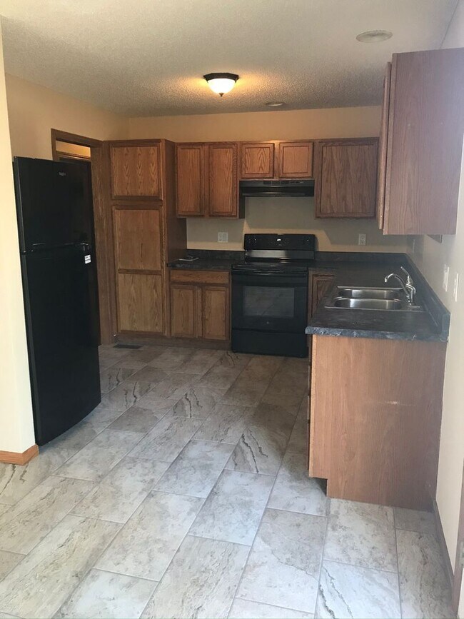 Building Photo - 4 Bedroom, 3 Bathroom House with Attached Double Car Garage