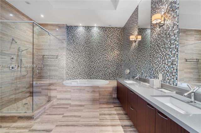 Building Photo - 16001 Collins Ave