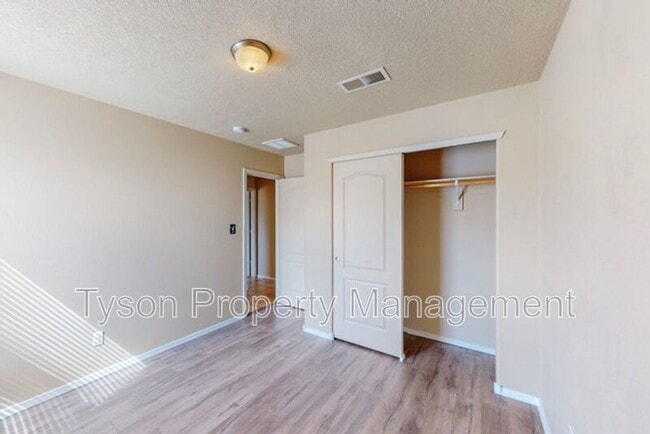 Building Photo - 3739 Clear Creek Rd