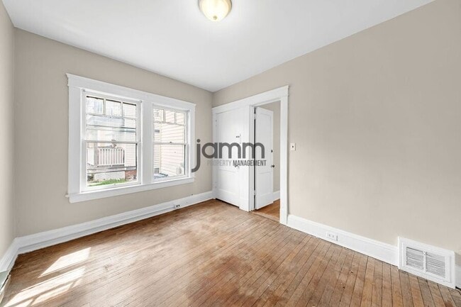 Building Photo - 1695 Glenmont Lower