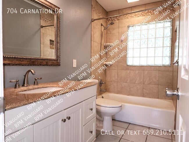 Building Photo - 704 Carnation Dr