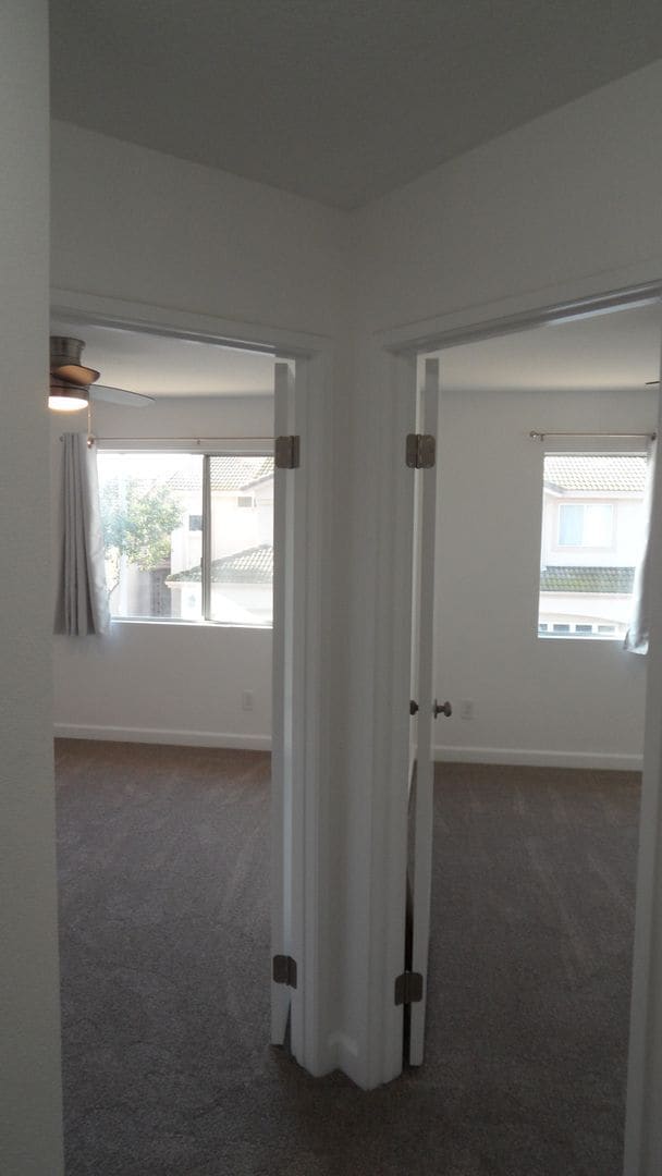 Building Photo - End-Unit 3BR 2.5BA Townhome w/ 2 Car Attached Garage