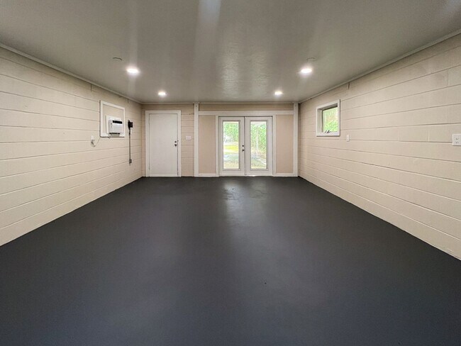 Building Photo - 4BR/3BA with Detached Garage Conversion Available Mid August! *Application Pending*