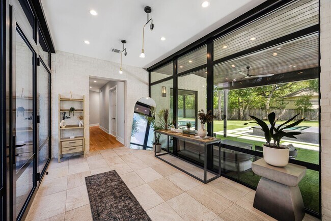 Building Photo - 12427 Pebblebrook Dr