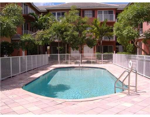 Building Photo - 2725 NE 8th Ave