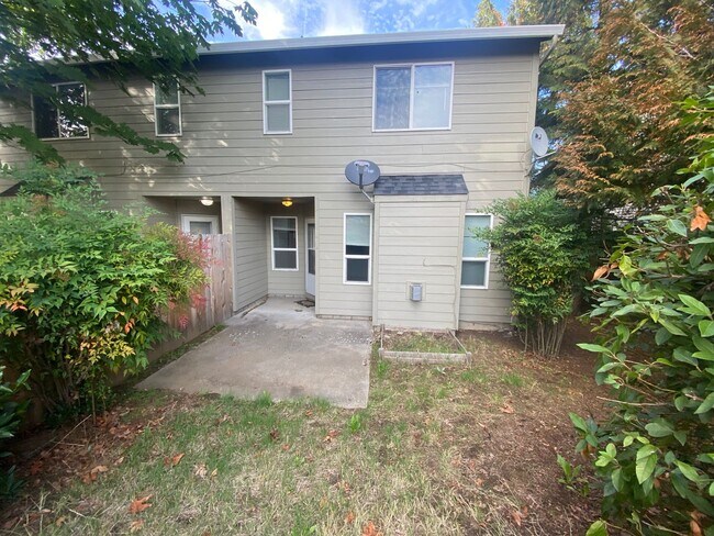 Building Photo - Come See This Lovely 3 Bedroom Townhouse!