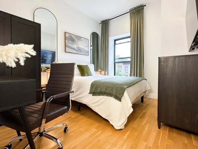 Building Photo - Furnished room/NOT APARTMENT
