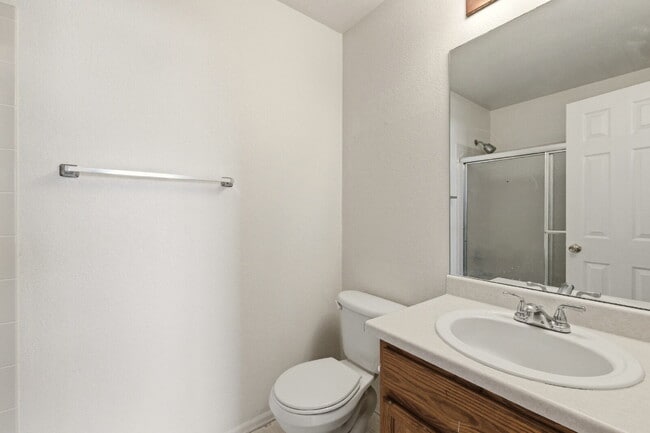Building Photo - Very Nice 2 Bedroom, 2 1/2 Bath Townhome in Quail Run! Community Pool & Tennis Courts! Minutes To...
