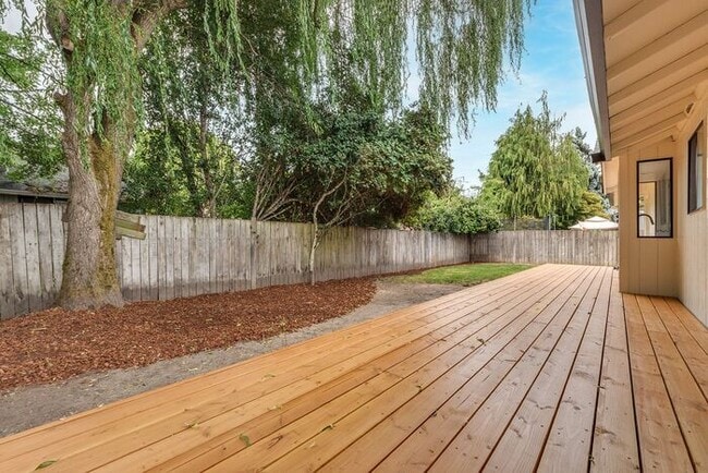 Building Photo - Updated Single Level Home with Large Fence...
