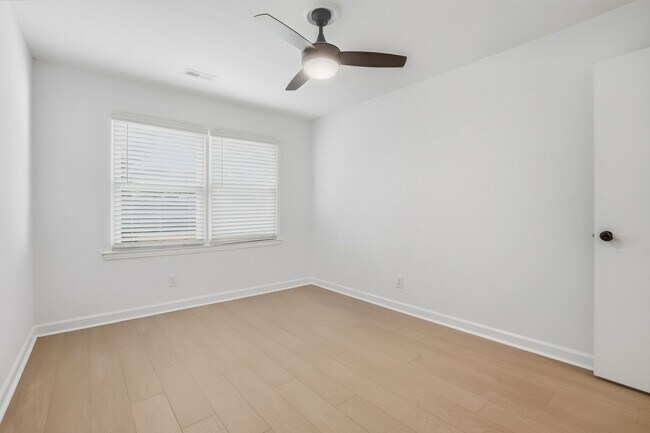 Building Photo - Beautifully Renovated 3-Bedroom with Fence...