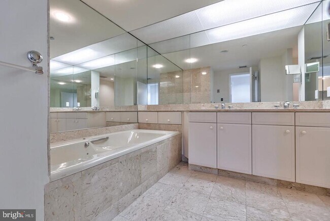 Building Photo - 202 W Rittenhouse Square