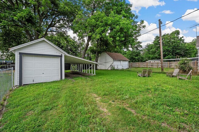 Building Photo - Beautifully Updated 2/2 Cottage - Available now!