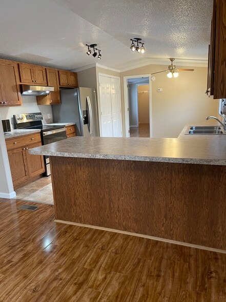 Kitchen Island - 2352 Saint Andrews Dr