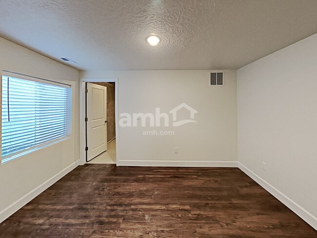 Building Photo - 2431 E Frontier St