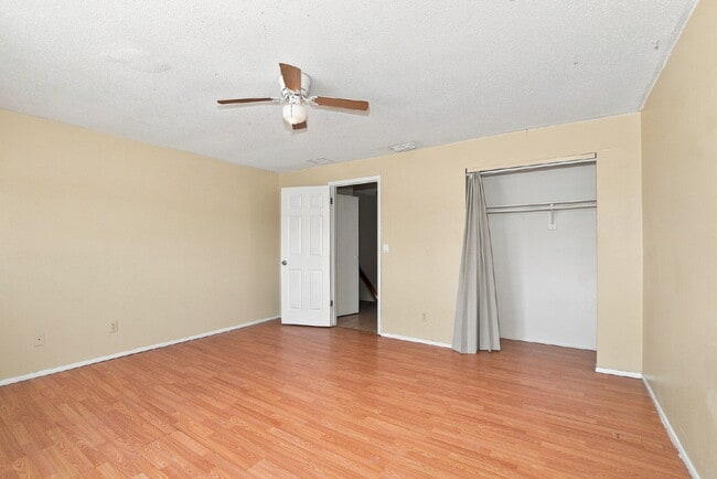 Building Photo - "Charming Kissimmee Retreat: Spacious 2-Bed Oasis with Modern Comforts!"
