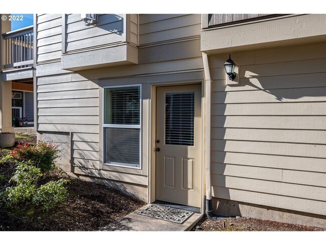 Building Photo - 4 Bedroom Home near Orenco Station!!