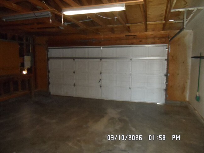 Building Photo - 3 Bedrooms, 1.75 Bathrooms, Approx. 1542 sq. ft., 2 Car Garage, Covered Patio, Large Fenced Corne...