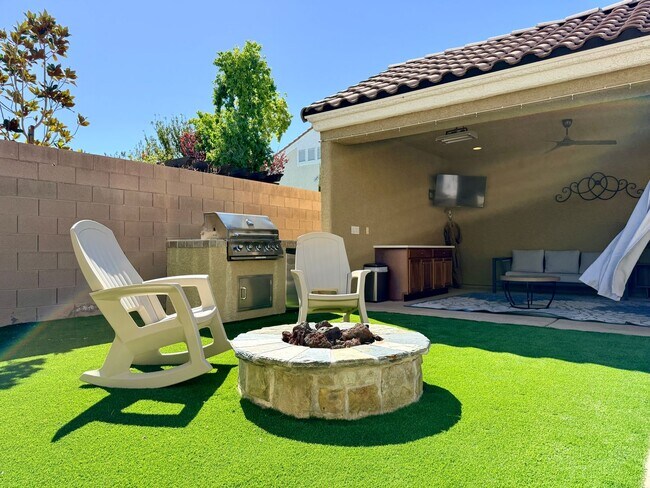 Building Photo - Welcome to this stunning 5-bedroom, 3-bath home located in the desirable Estates of Wigwam Ranch ...