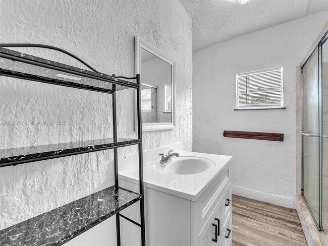 Building Photo - 1932 Dewey St