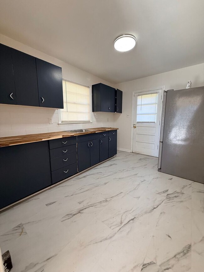 Building Photo - For Rent – Updated 3 Bed / 1 Bath Home