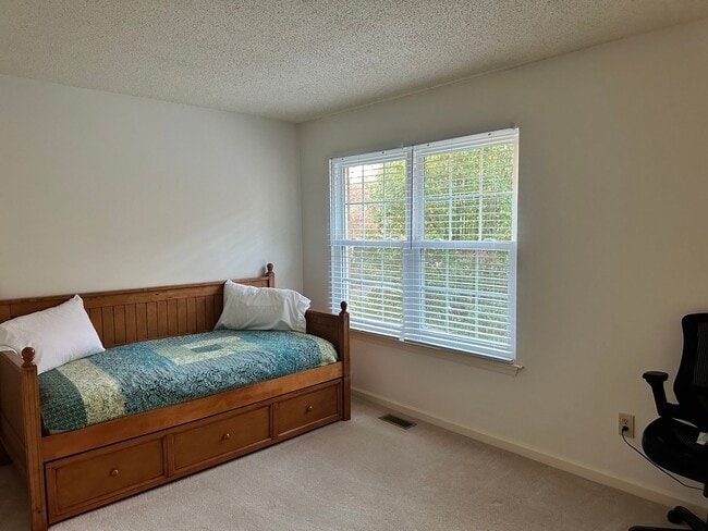 Building Photo - Townhouse in Chisel Run! Available Now