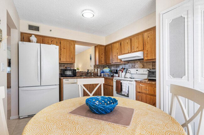 Building Photo - 14575 Bonaire Blvd