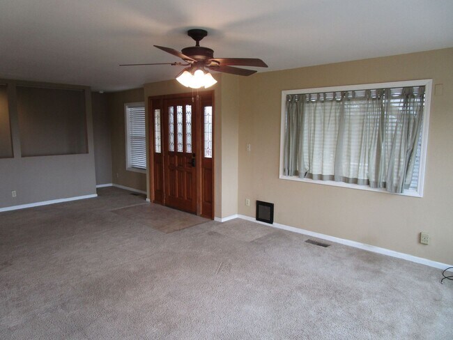 Building Photo - Spacious 2 Story, 2 Bedroom, 2 Bath Home on Corner Lot in Ochoco West Subdivision - Available Ear...