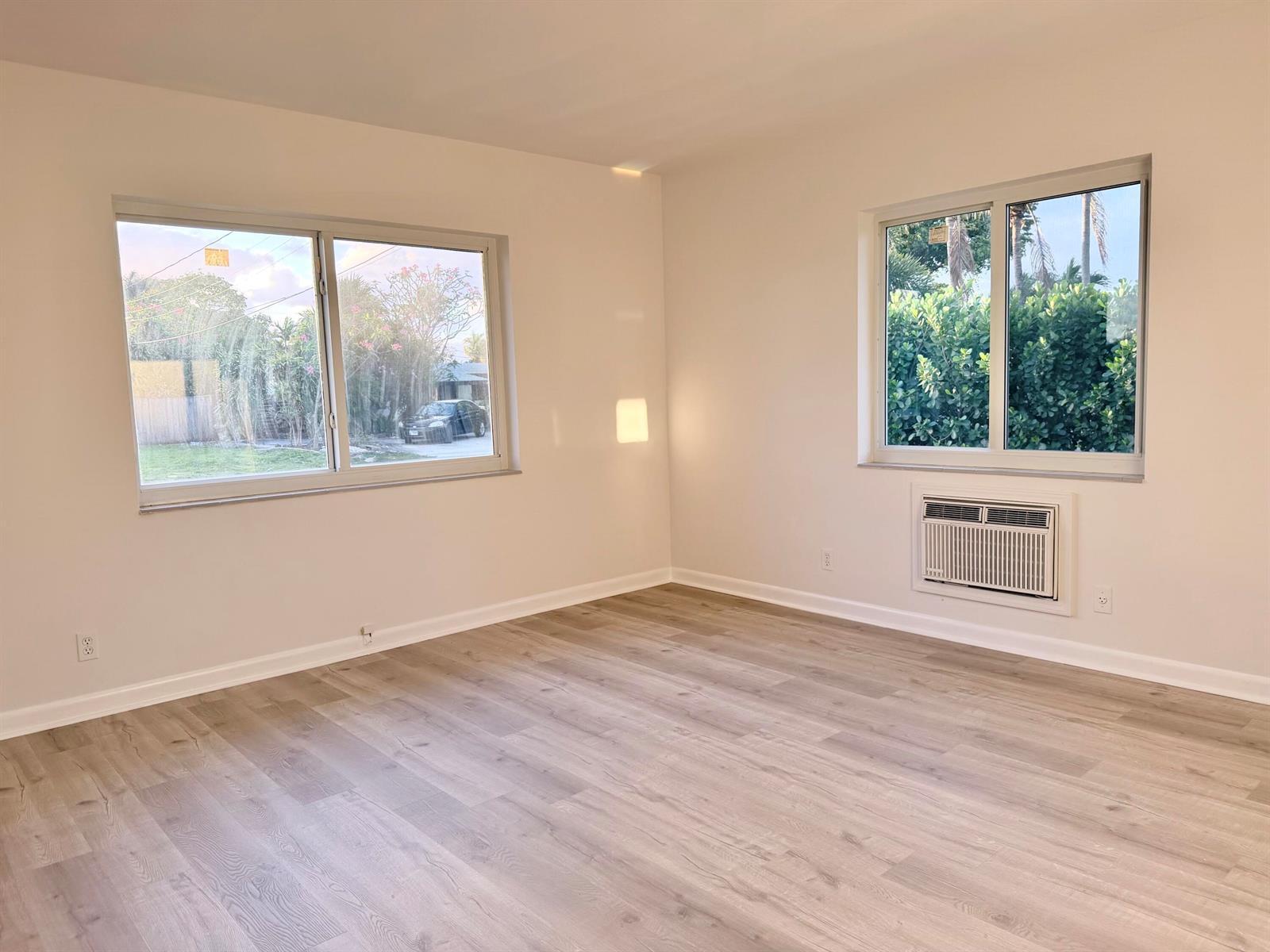 Building Photo - 231 NE 16th Ave