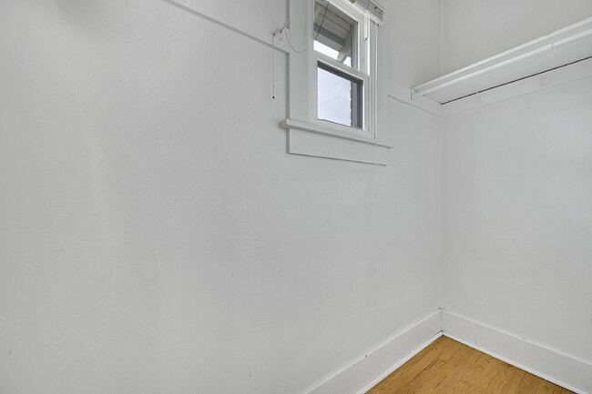 Building Photo - $3,400.00, 4 bed, 3 bed, located in Denver...