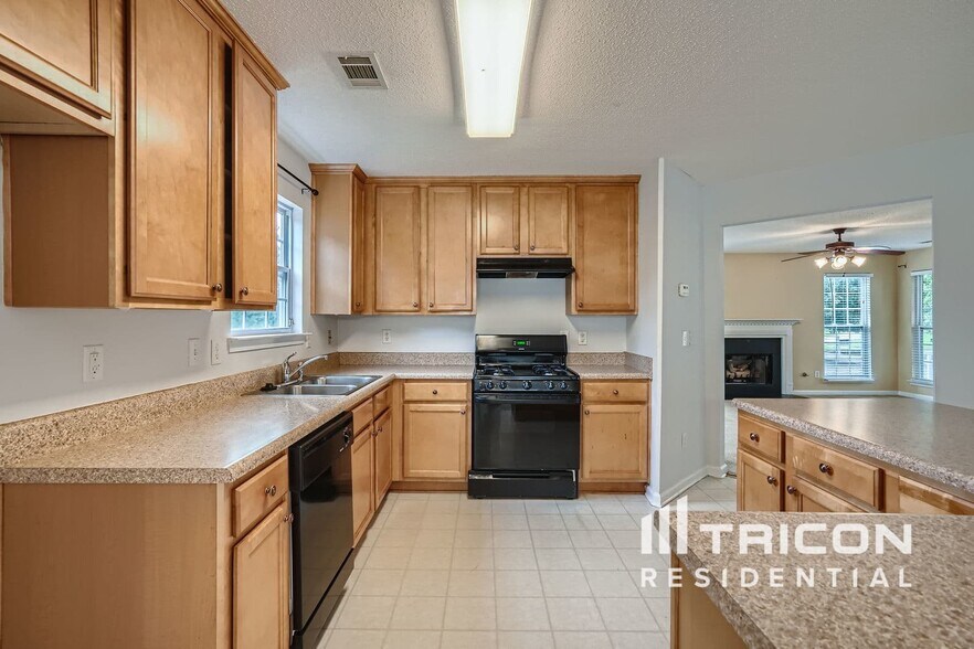 Building Photo - 5519 Village Ridge