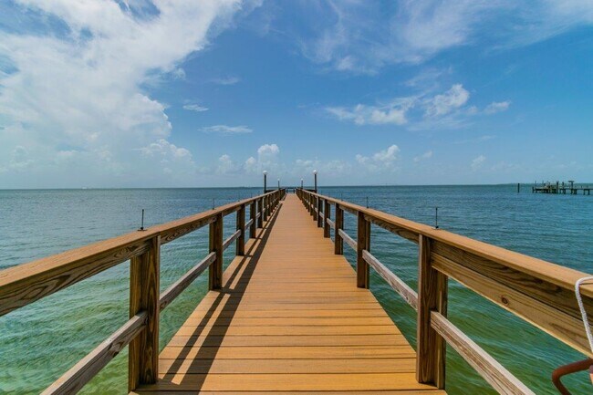 Building Photo - 650 Pinellas Point Dr S