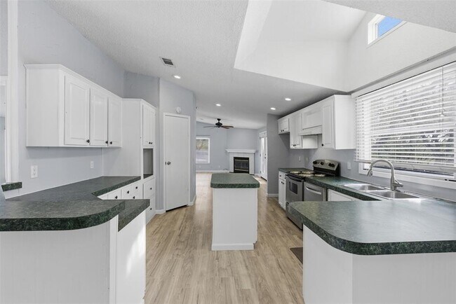 Building Photo - 931 Sycamore Creek Dr