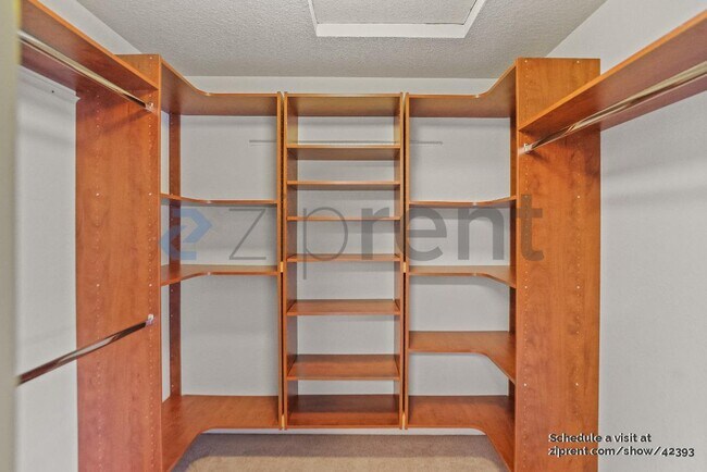 Building Photo - 914 Vista Pointe Dr