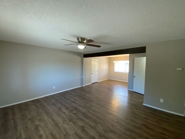 Building Photo - 3 Bedroom Single Story Home Available Near...