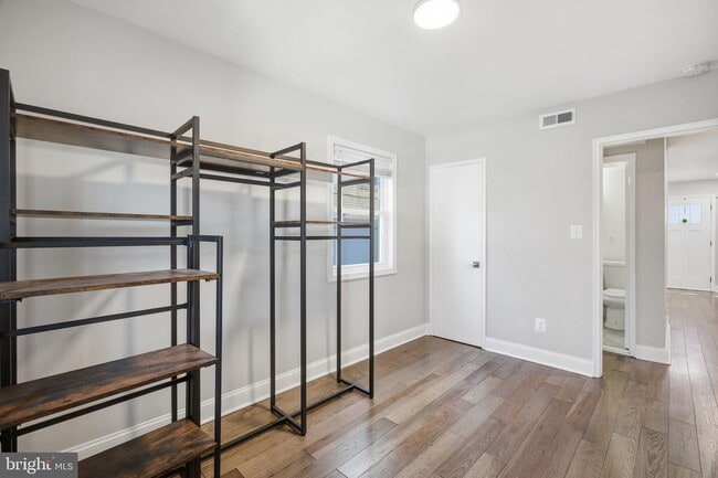 Building Photo - 422 Burbank St SE