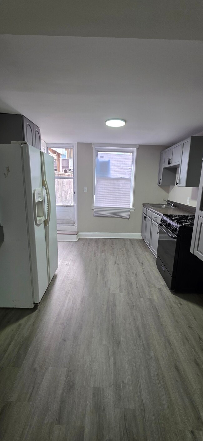 Building Photo - 116 N Port St