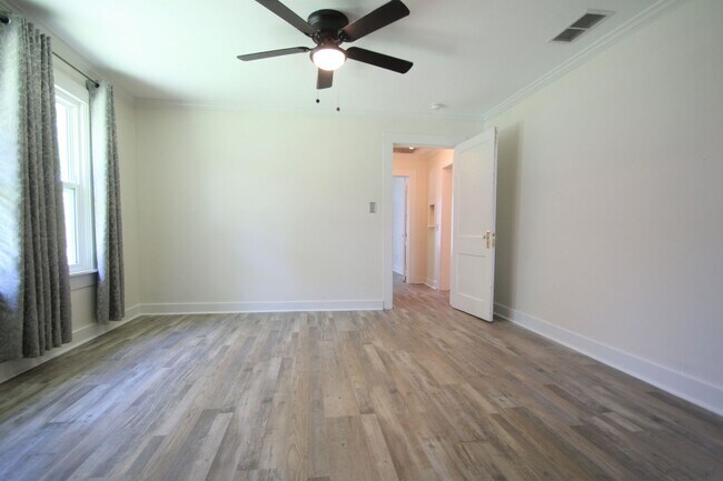 Building Photo - (("Wake Up in a Home YOU Love")) 2/2 STUNNING House Close to Exciting Downtown Fort Worth! An ABS...