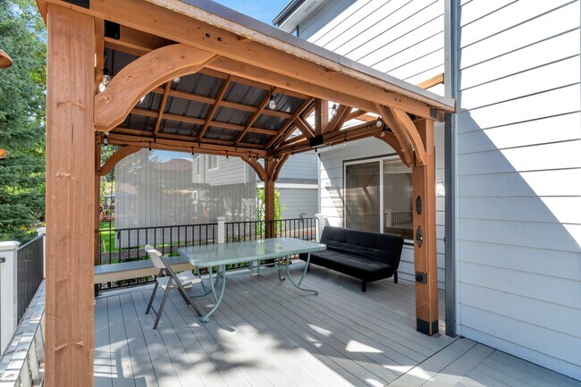 Building Photo - 2152 Holyoke Ln