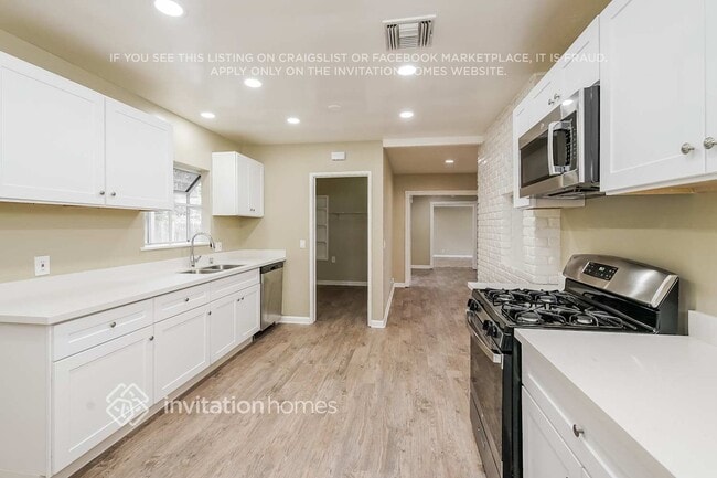 Building Photo - 17363 Saticoy St