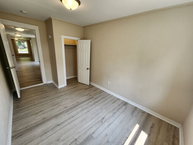 Building Photo - 1342 N Broadway Ave