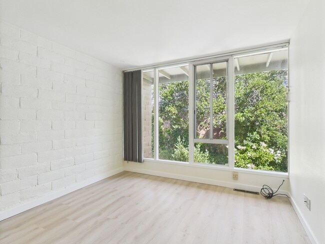 Building Photo - Spacious 2 bedroom condo available in Nort...