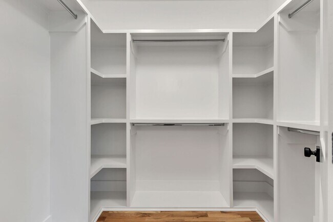 Building Photo - 5917 Robertson Ave